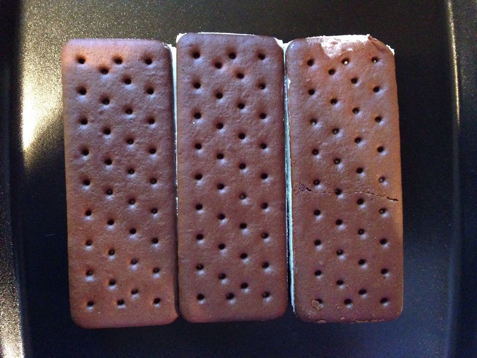 Lie down 3 ice cream sandwich bars on a plate