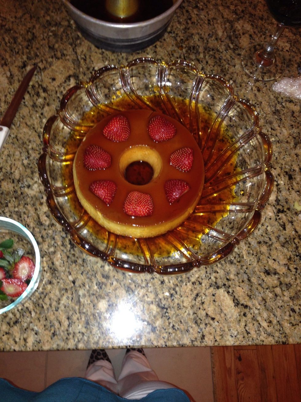 Lift the bundt form pan slowly at an angle and the Pudim should be sitting flawlessly... preferably in the middle of the dish.