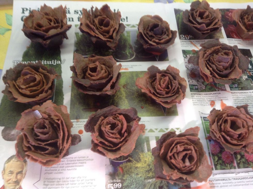 Lift the dipped roses onto a piece of paper to cool down and settle.