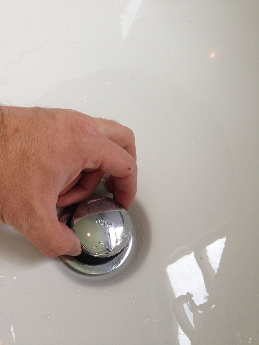 Lift the drain and unscrew the stopper. (Rotate counter clockwise)