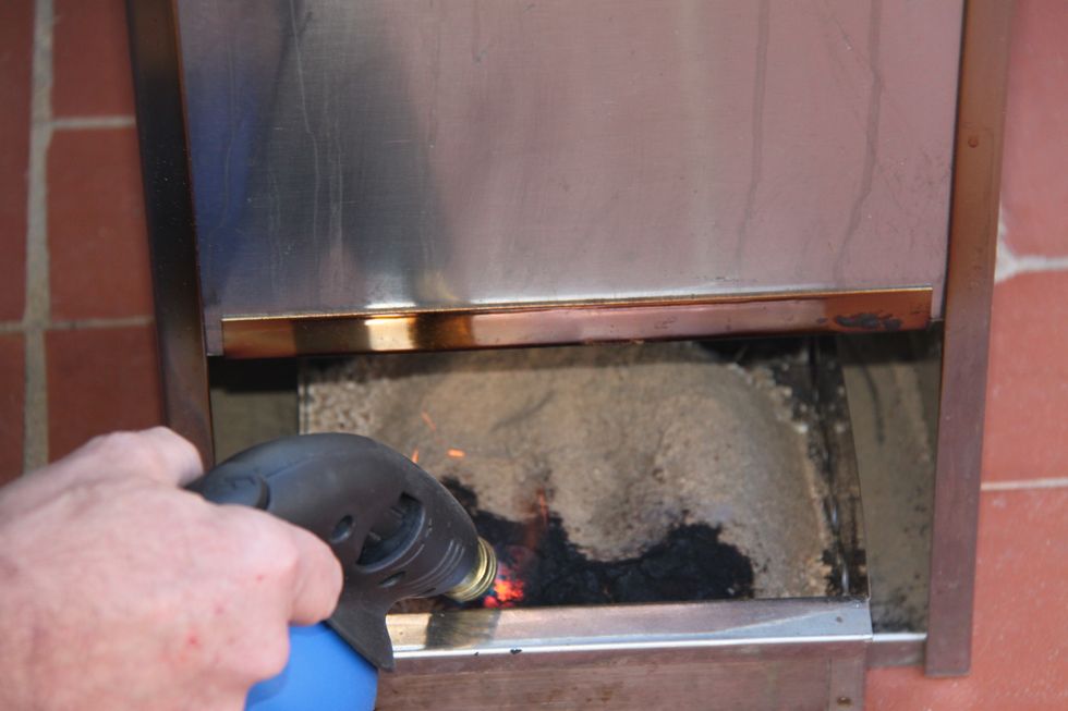 LIGHT THE SMOKER WITH THE SAWDUST