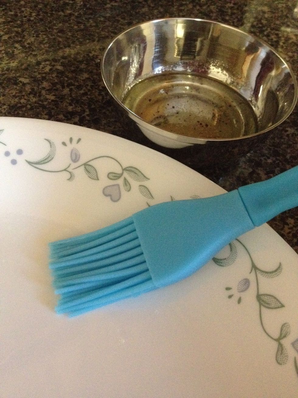 Lightly coat the microwaveable plate with oil.