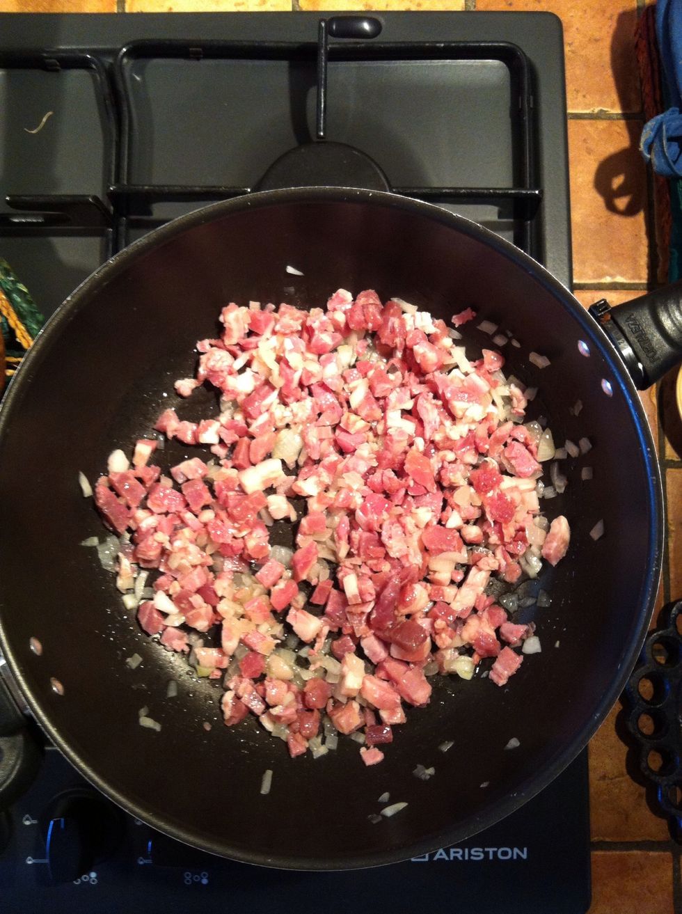 Lightly fry the onion. Add bacon and let it fry a little. / soffrigere la cipolla e aggiungere la pancetta. Lasciate soffriggere un p\u00f2.
