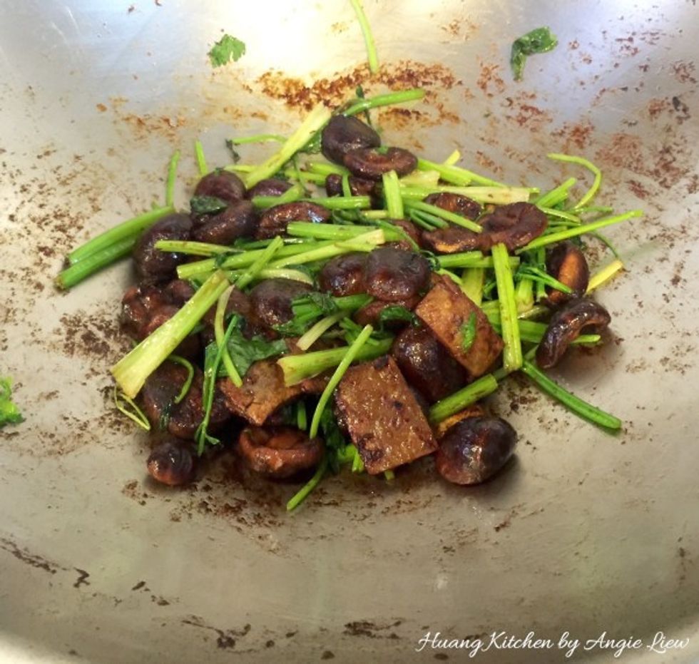 Lightly mixed to fully combine the coriander leaves with the mushrooms and sweet beancurd. And we're done!