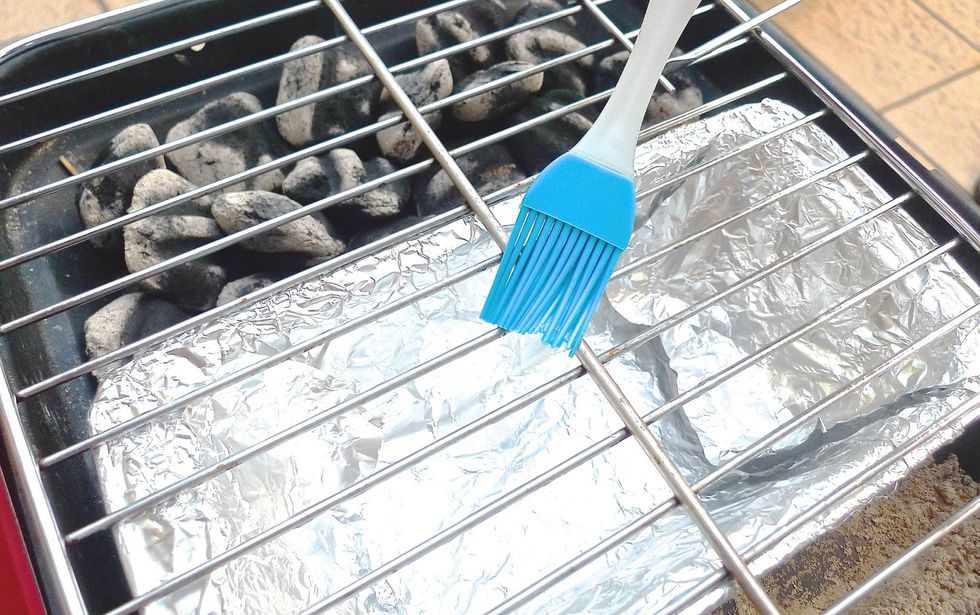 Lightly oil the grilling grate.