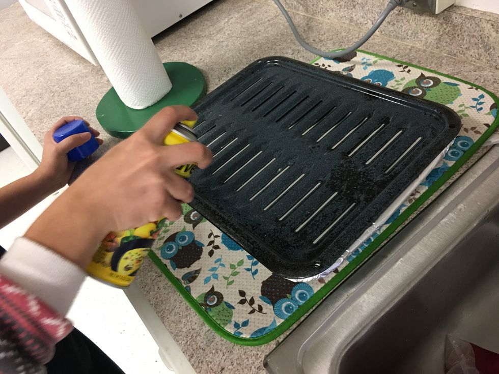 Lightly oil top portion of broiler pan.