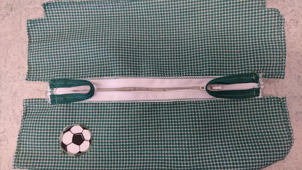 Likadant p\u00e5 b\u00e5da sidorna. \u00d6ppna dragkedjan n\u00e4stan helt