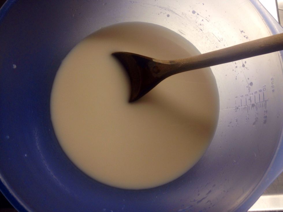 Like so, make sure there are no lumps of yeast left.