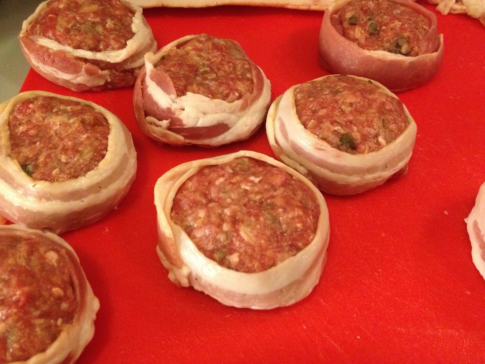 Like so. We cut the bacon lenghtwise before wrapping the patties.