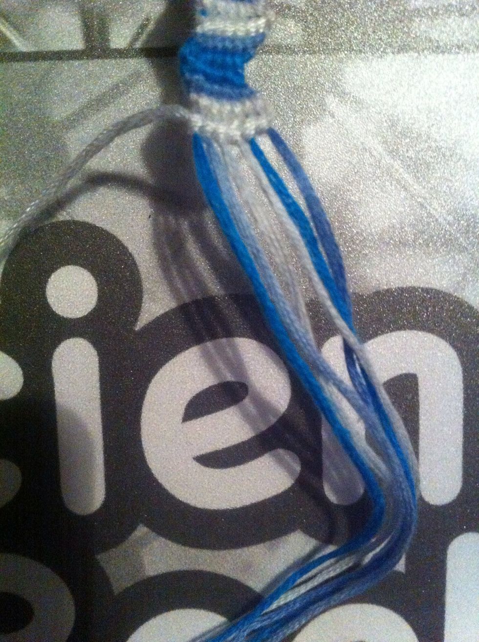 Like the forward knots, do the same with the backward knots. (Basically its like a backward candy stripe this time) it should look like this ^ Again, repeat until you've done 3 rows of BACKWARD knots.