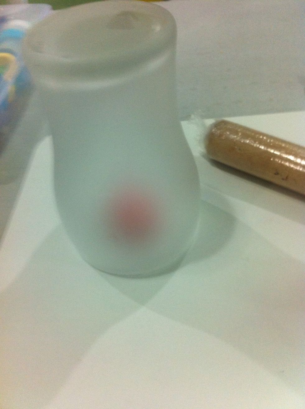 Like this. In this way the gum paste will not be dry and will stay be playable.