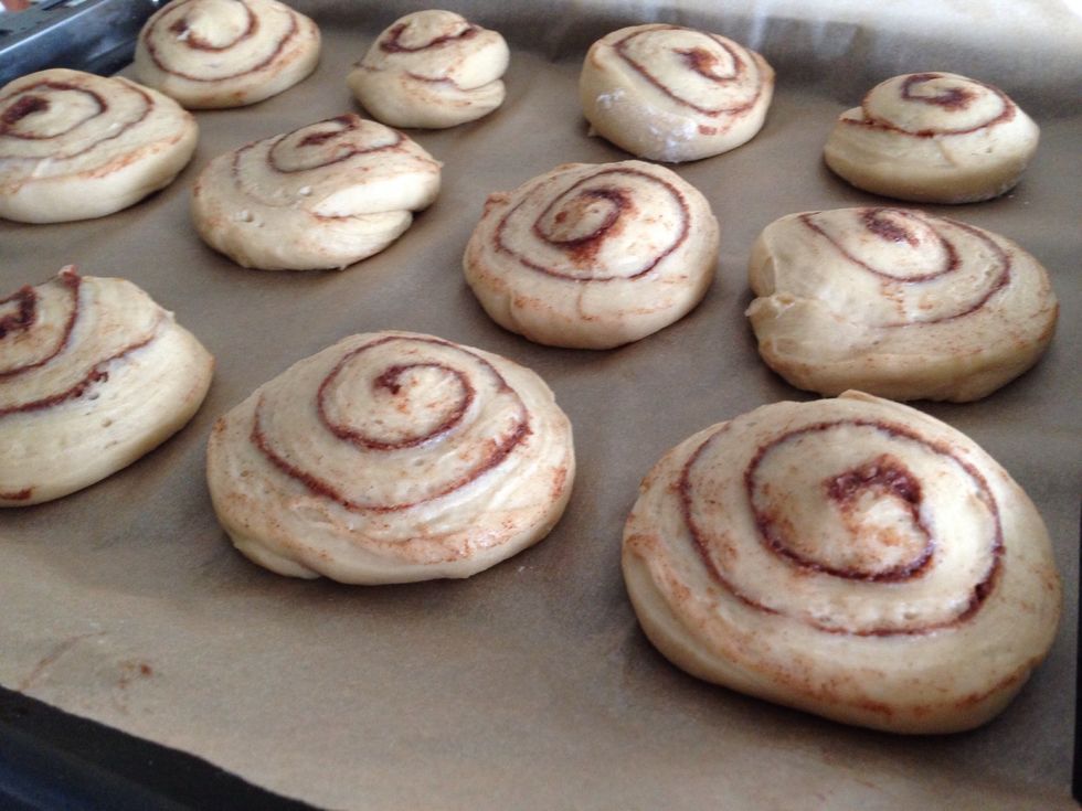 Like this. Let them rest on the baking tray for 1 hour.