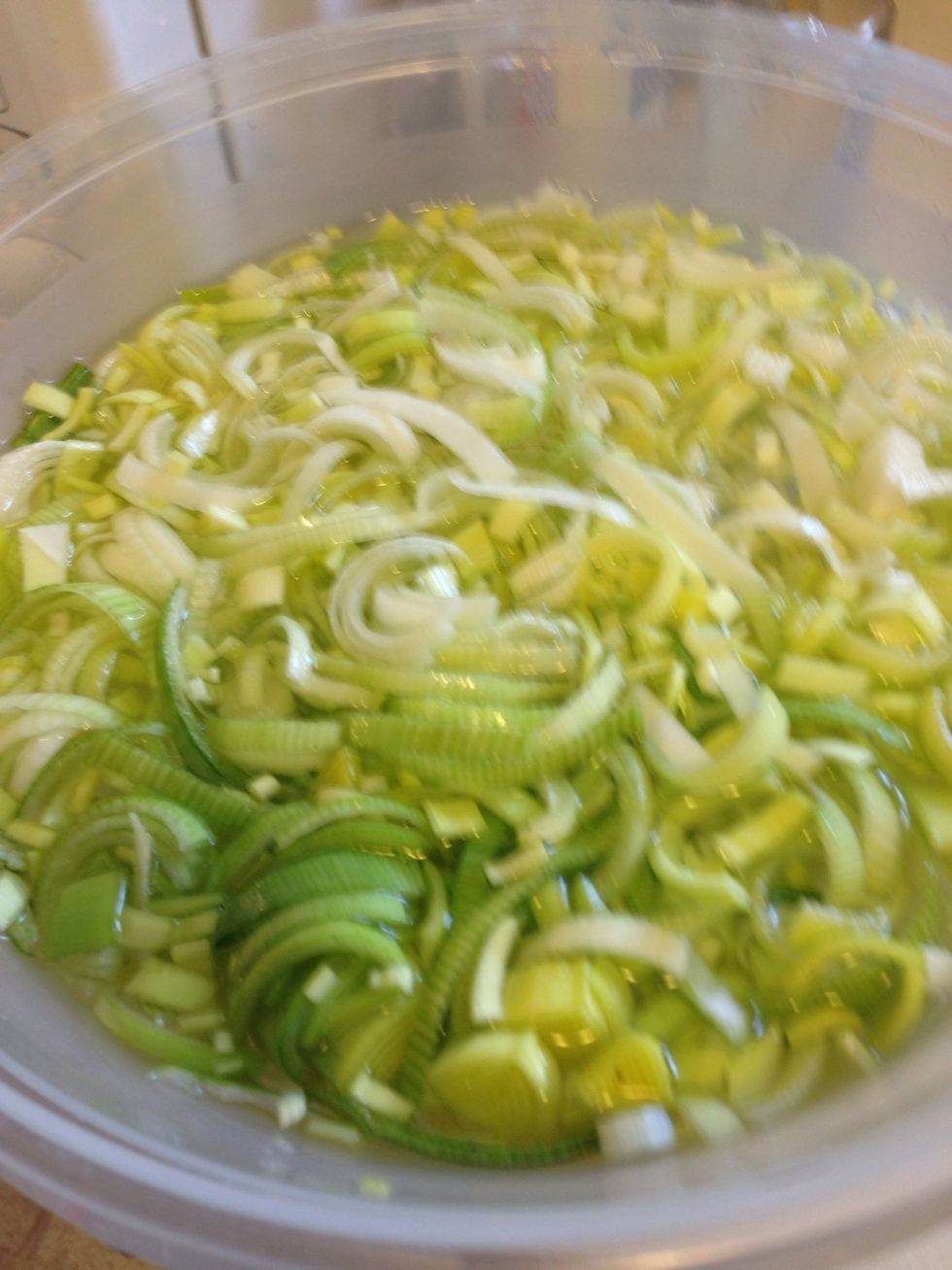 Like this, reason is. The way leeks grow, dirt and grit get stuck in the layers. Soaking in water lets the dirt fall to the bottom.