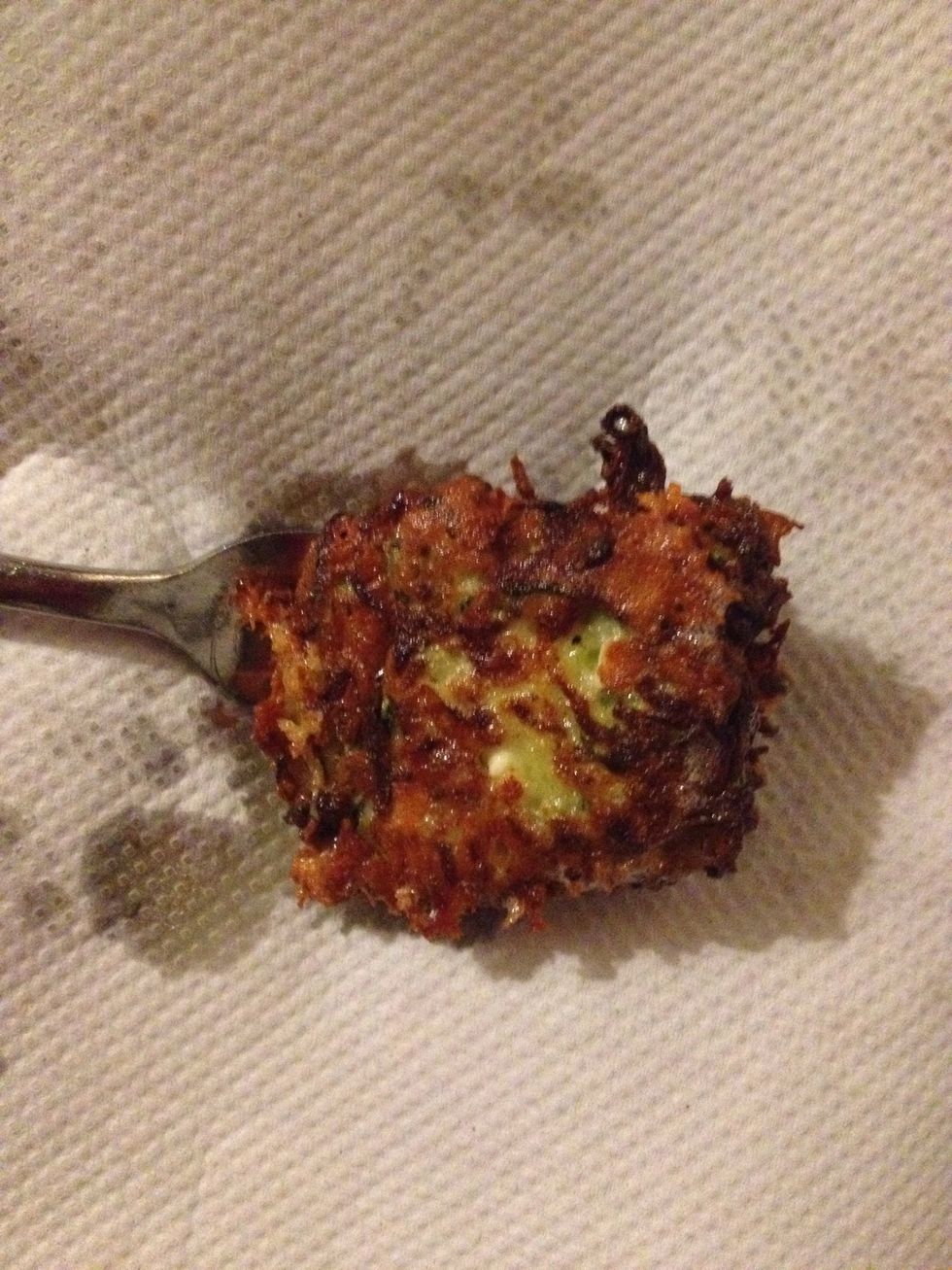 Like this. When your paper sheet is covered with fritters, top with 2 more paper sheets.