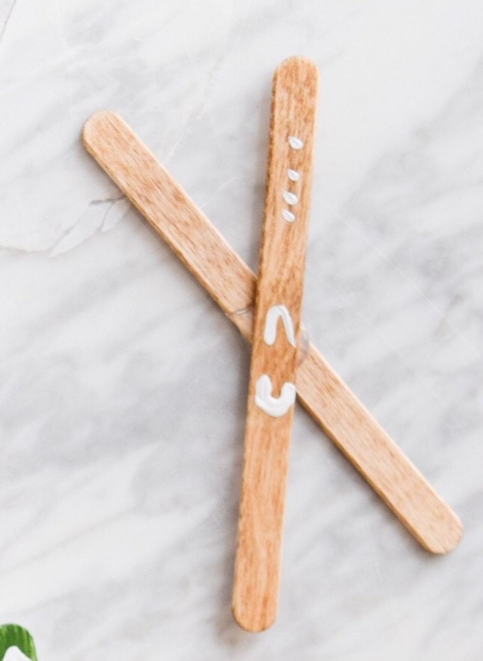 Lima ihop (till ett X) med limpistol.