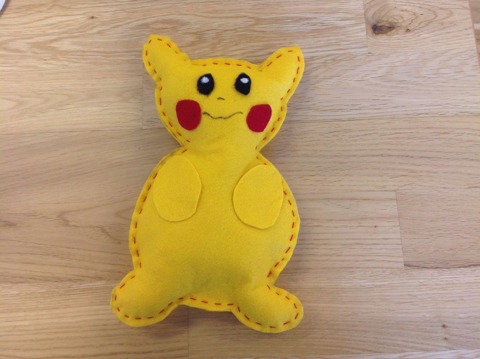 Limma fast detaljerna och rita tex mun med textilpenna.