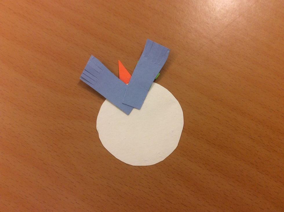 Limma fast halsduken under hakan p\u00e5 huvudet.