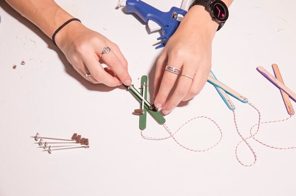 Limma fast stavar och sn\u00f6re p\u00e5 skidorna.