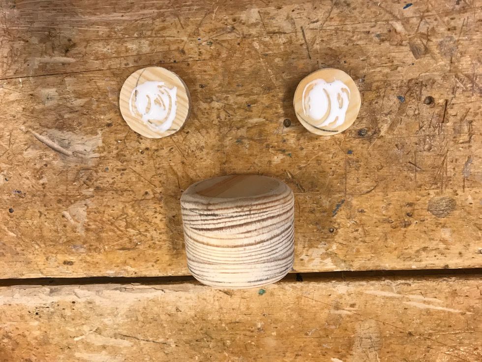 Limma ihop delarna s\u00e5 de liknar ett legohuvud.