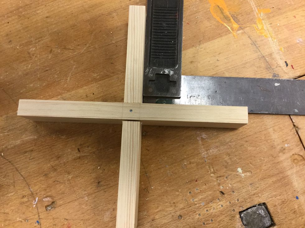 Limma ihop och f\u00f6rst\u00e4rk med en spik i mitten. L\u00e5t vinkelhaken ligga kvar s\u00e5 att du hela tiden kan se att vinkeln \u00e4r 90\u02da.