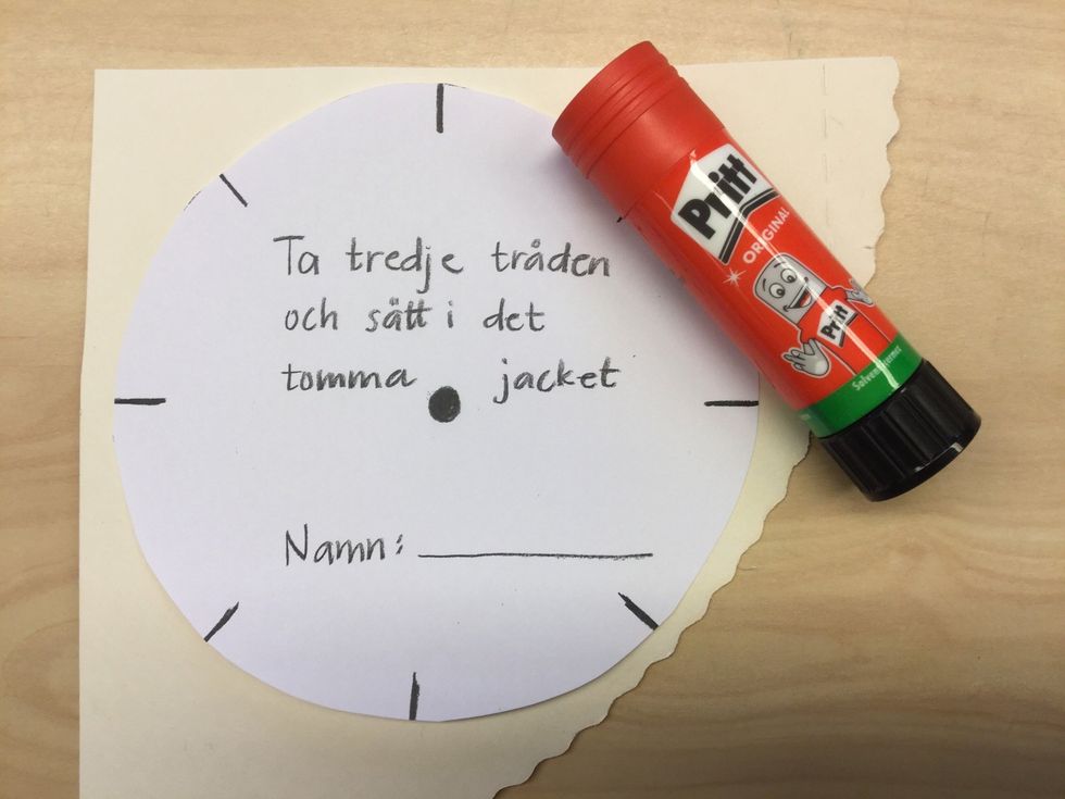 Limma mallen p\u00e5 en kartongbit.