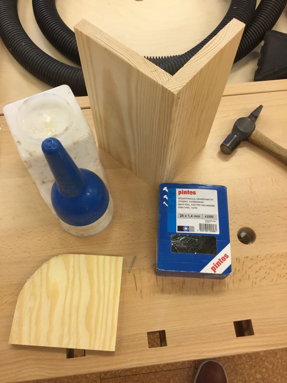 Limma och spika fast golvet p\u00e5 ditt tittsk\u00e5p! Anv\u00e4nd spik 25 x 1,4!