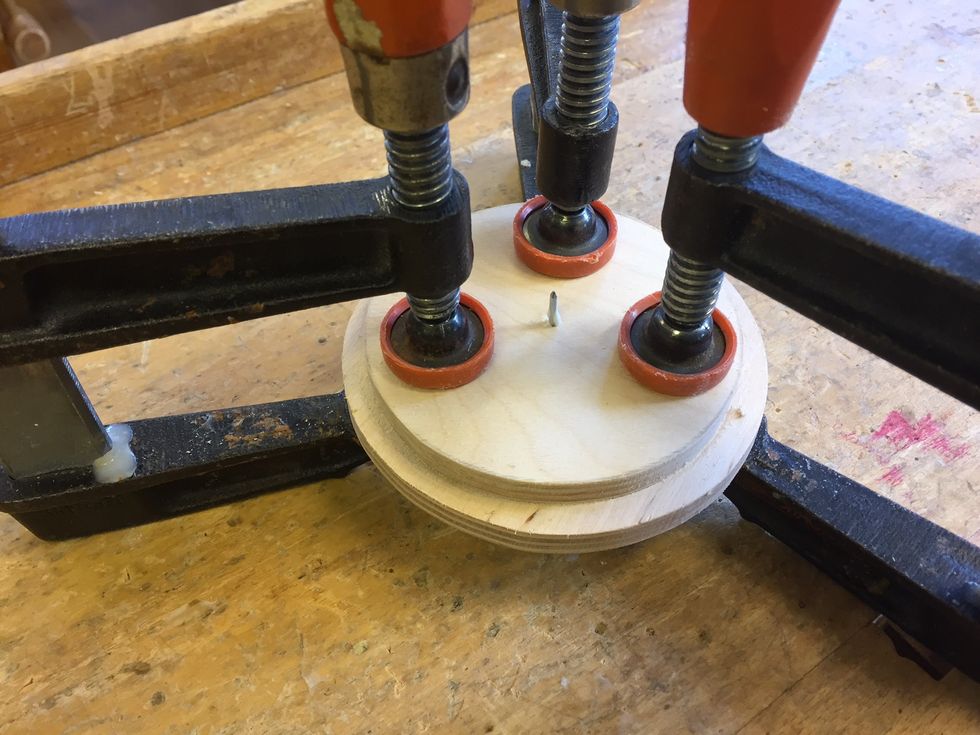 Limma p\u00e5 den minsta biten och tr\u00e4 en spik genom h\u00e5len s\u00e5 att de centreras. Pressa ihop med tre skruvtvingar. Ta noggrant bort lim som pressats ut. L\u00e5t torka minst 20 min.