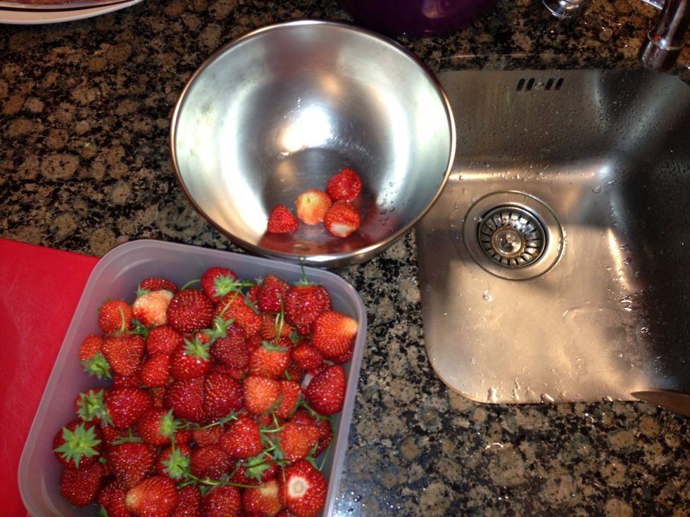 Limpiamos las fresas y las ponemos en un bol