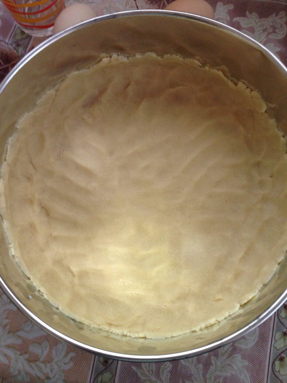 Line 24cm form with parchment paper and spread the dough like this, put into a freezer for 20 minutes