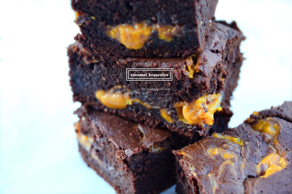 Line a 20 x 30cm tin with nonstick parchment paper, brush it with butter, dust with cocoa powder and set it aside.