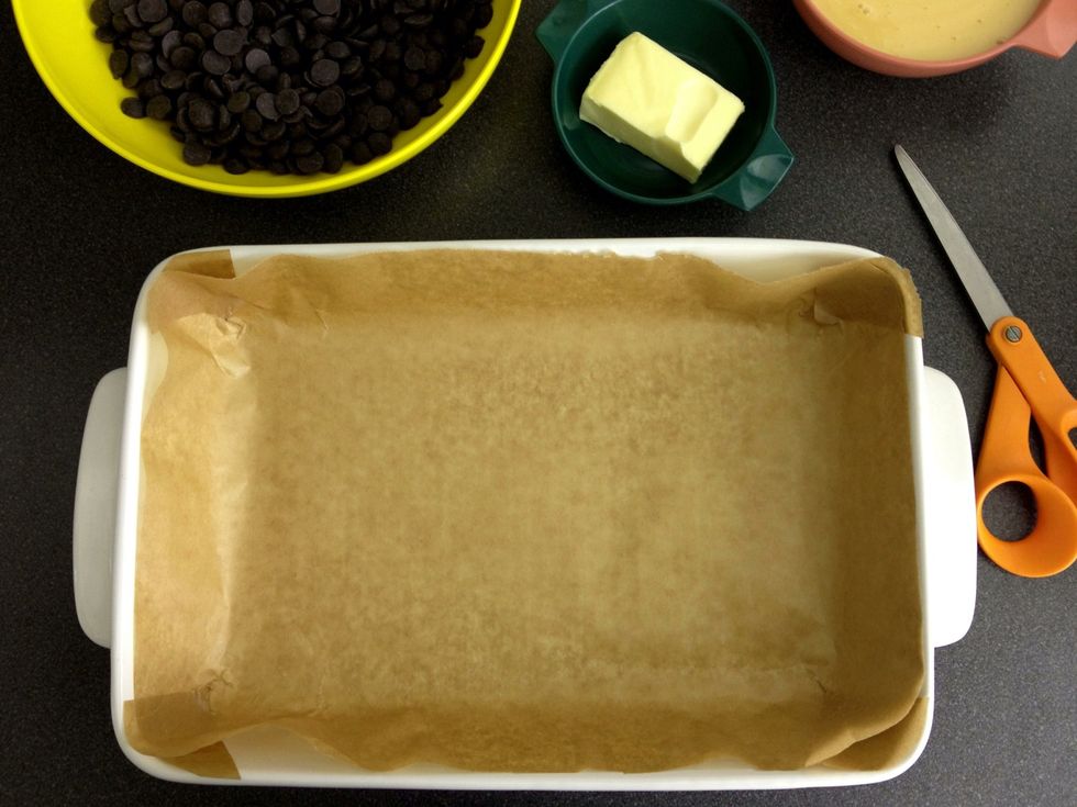 Line a 30x20x5cm (approx.) dish with baking paper.