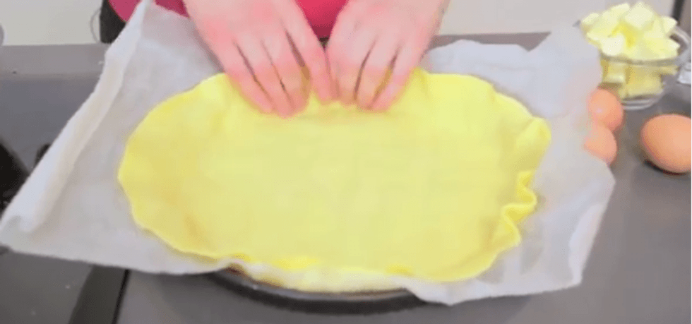 Line a baking tray with the shortcrust. Cover with baking paper and beans and cook for 10 minutes at 200\u00b0 (thermostat 7).