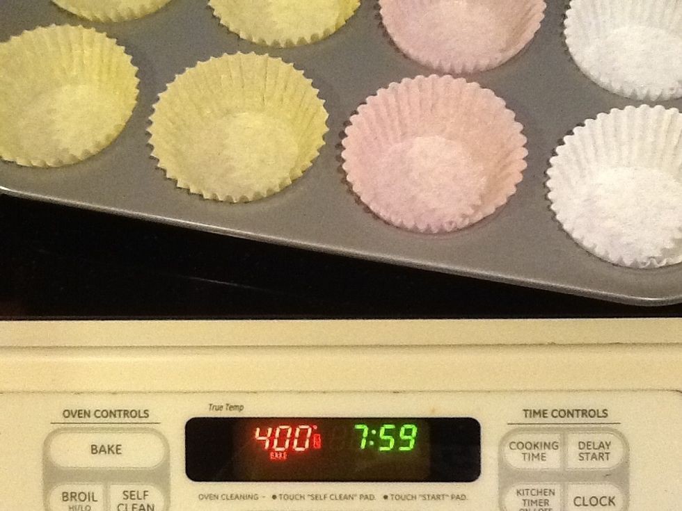 Line a muffin tin with liners. Pre-heat the oven to 400 degrees F.