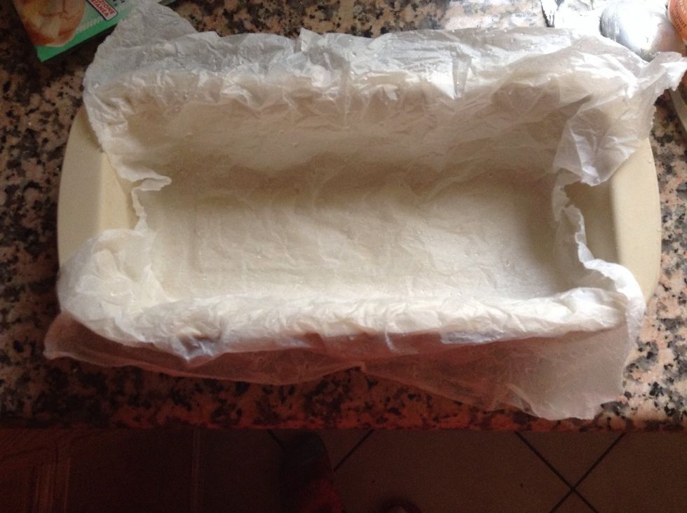 Line a plumcake tin with some parchment paper.