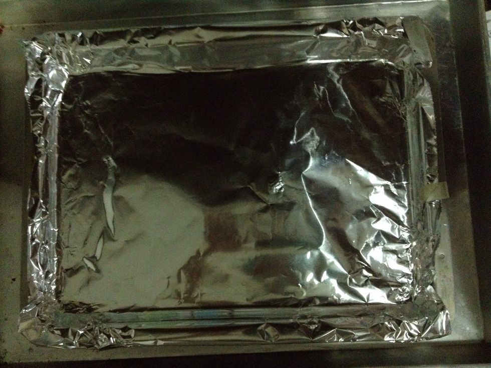 Line aluminum foil on a tray.