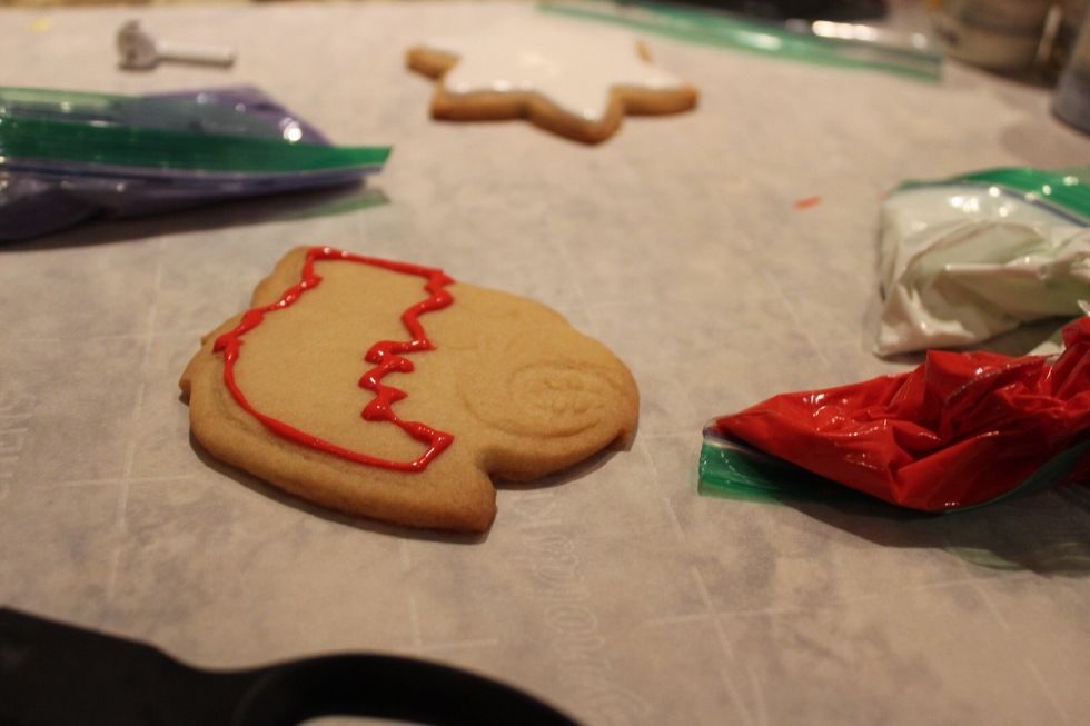 Line around the area you want to ice on the cookie