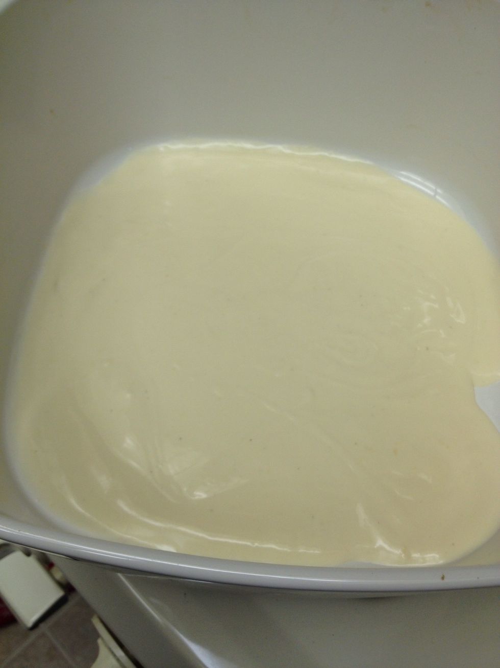 Line baking pan with a thin layer of Alfredo sauce.