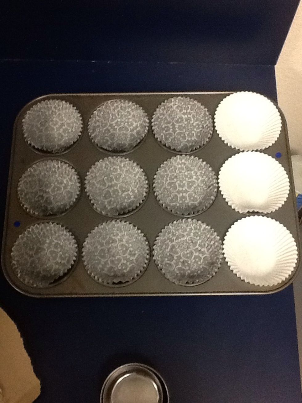 Line cupcake tin