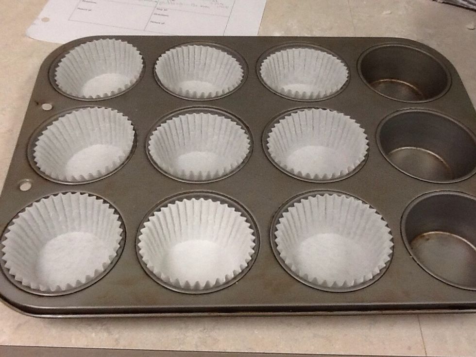Line muffin pan with muffin cups