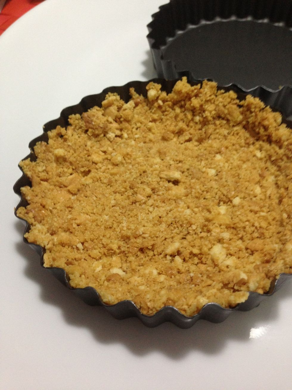 Line the pie tin with biscuits. Chill in fridge for 1 hour