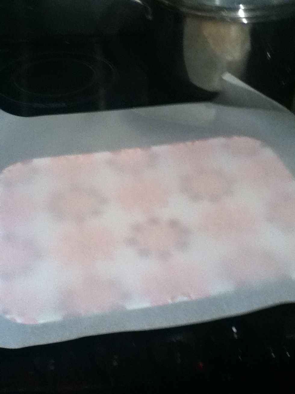 Line tray with grease proof paper