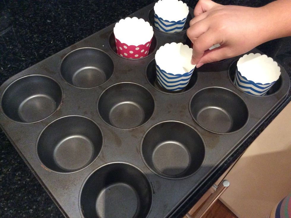 Line tray with patty pans