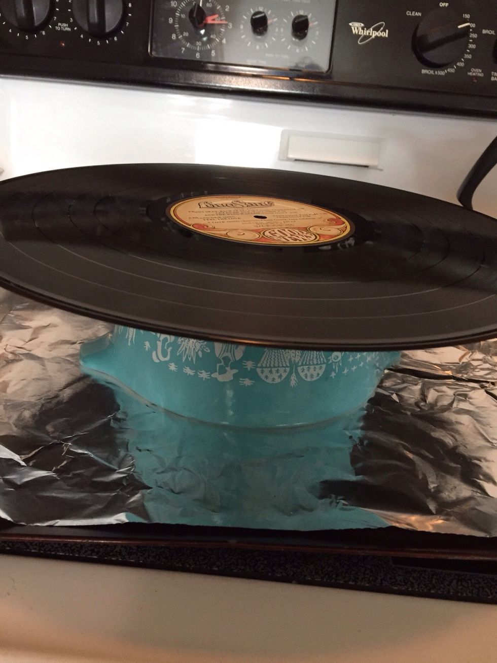 Line up the record in the middle of the bowl