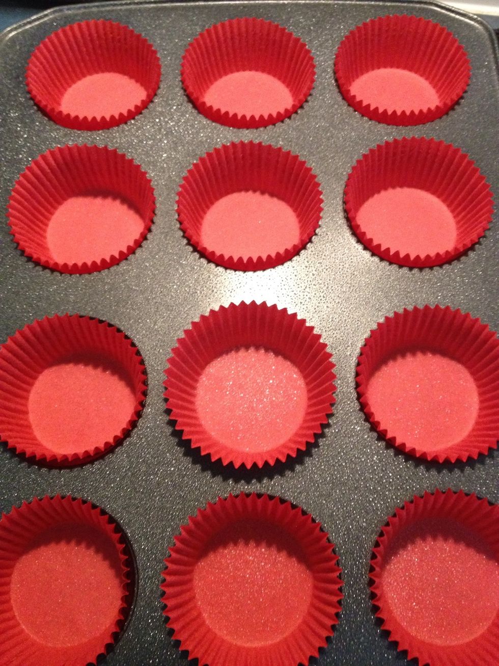 Line up your 12 cupcakes tin