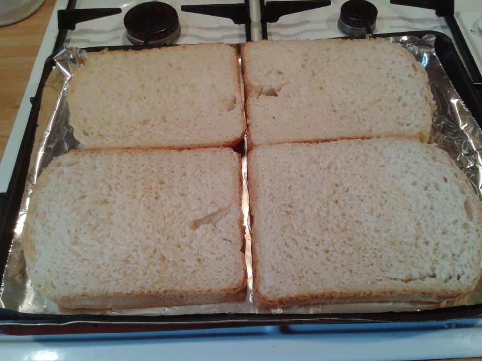 Line your baking sheet or grill pan (broil pan in North America) with foil to keep it clean. Arrange your slices of bread to cover the pan.