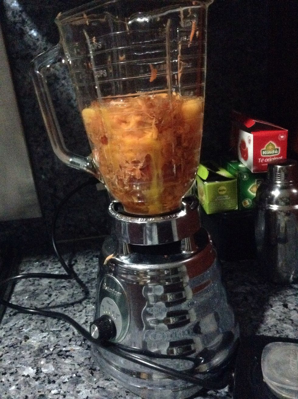 Liquidify the carrot, the oil, the eggs and keep adding the sugar (5 minutes).