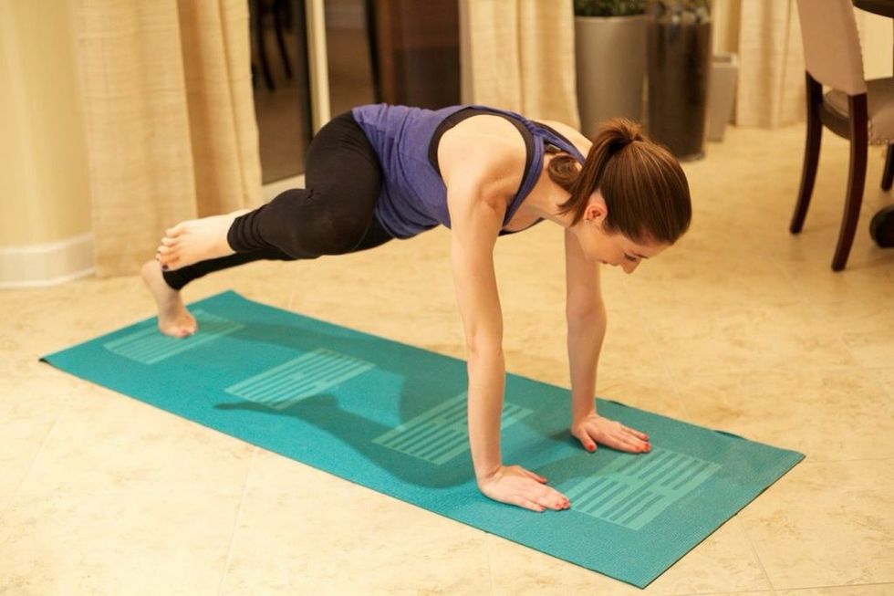Lizard Plank Part II: Lift the right foot off the ground at a 45 degree angle. Bend your right knee up towards your right shoulder. Hold, then return to starting. Alternate sides for 2 minutes