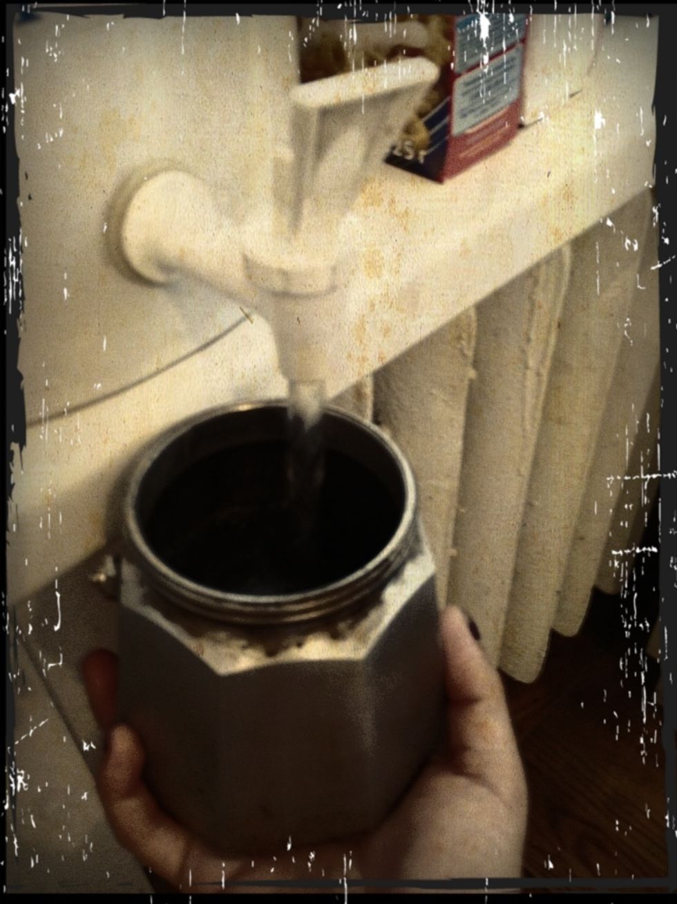 Llena la base con agua