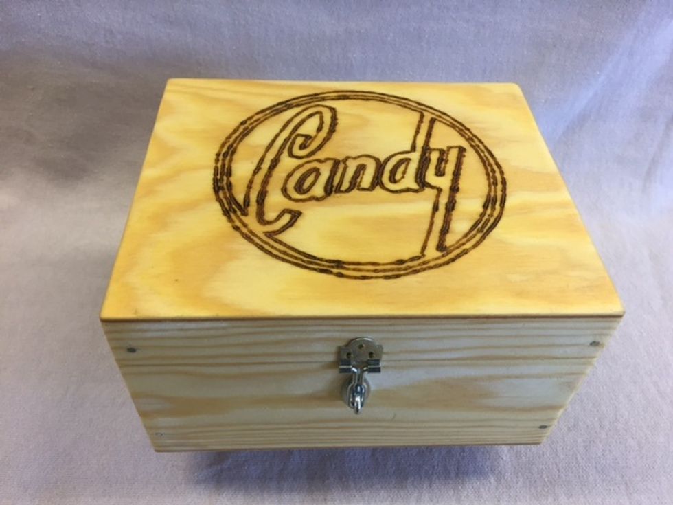 Locket kan du till exempel br\u00e4nna in ett motiv p\u00e5 innan du oljar.