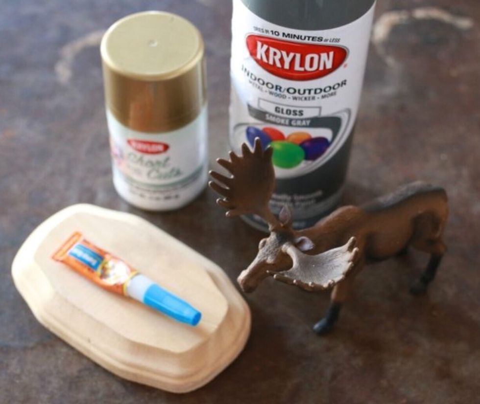 Look for animals that have antlers, tusks or extended arms. Choose a wooden plaque with an area slightly larger than the plastic toy.